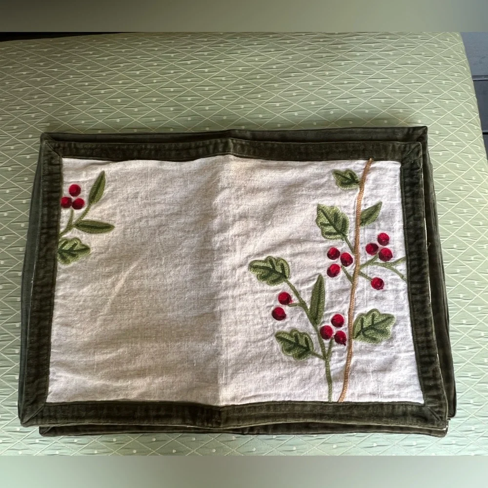 William Sonoma Linen~Green Velvet Trim & Holiday Berries 🎄 Set of 4 Placemats - Picture 2 of 10